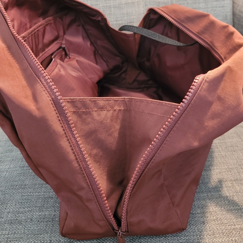 BAGGU Medium Bowler Bag and Logo Keychain in Mahogany - Picture 6 of 12